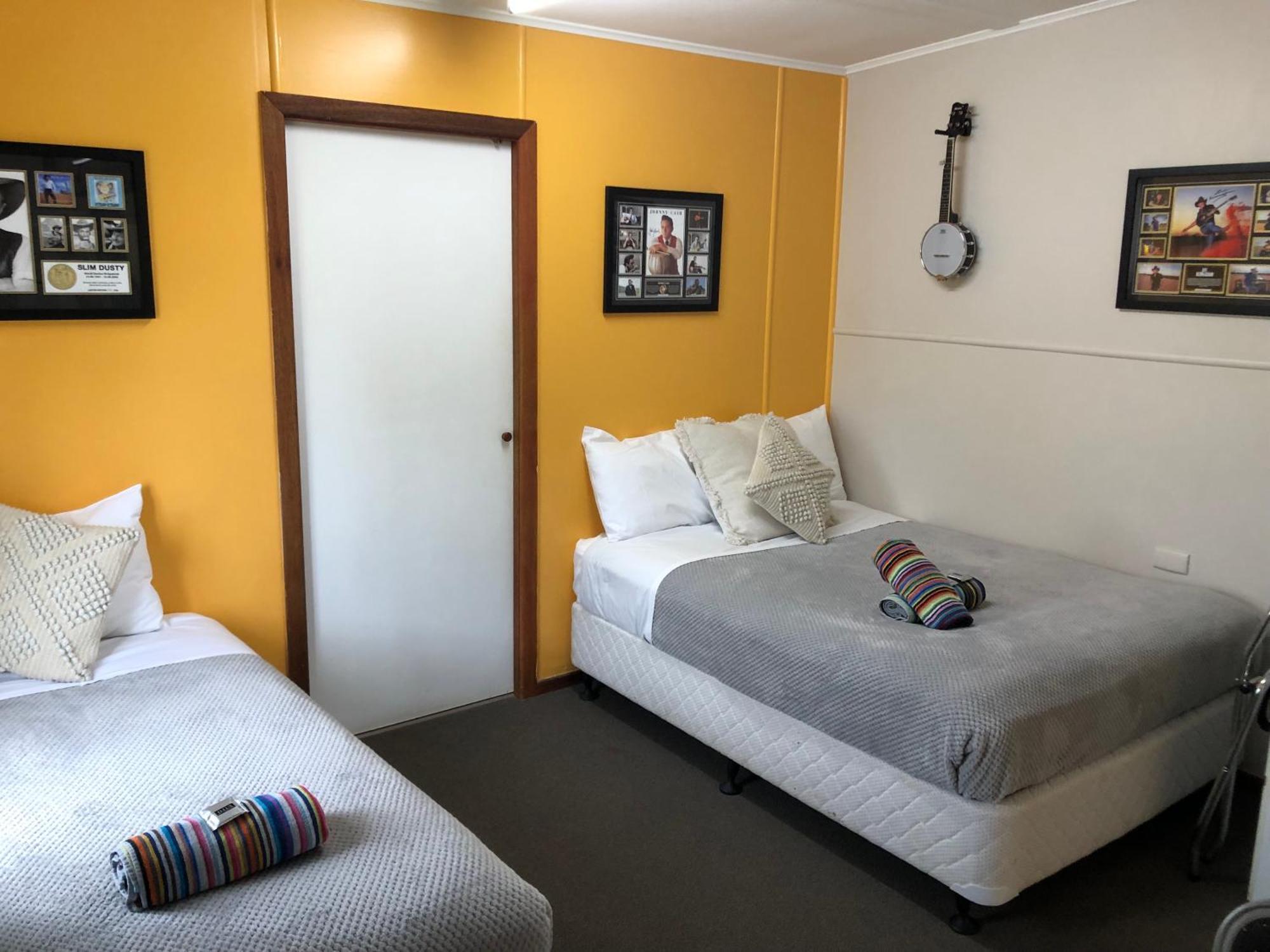 Acacia Motel Чинчила Екстериор снимка